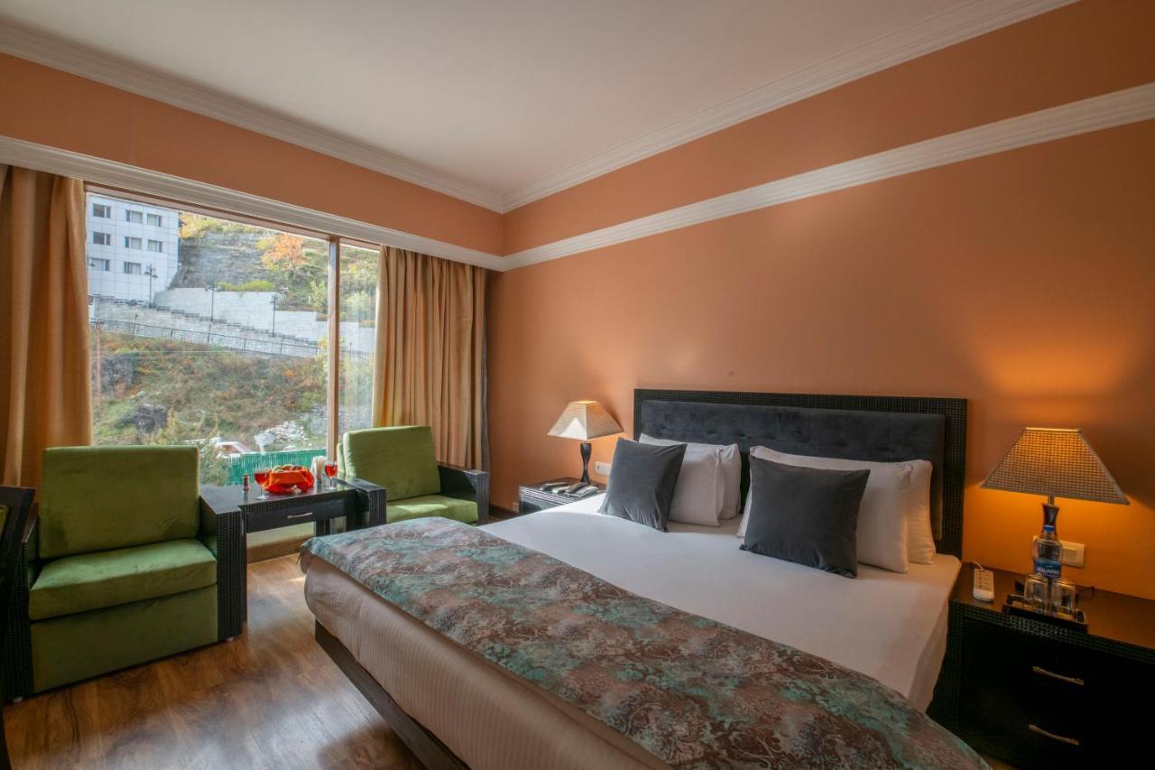 Mastiff Grand Manali Resort Exteriör bild