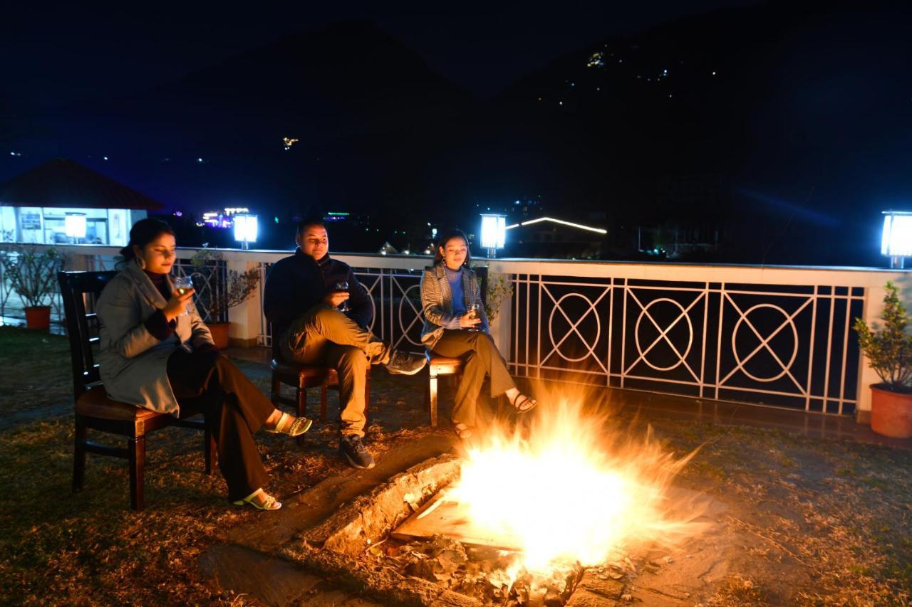Mastiff Grand Manali Resort Exteriör bild